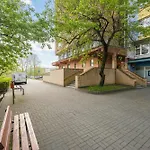 Functional With A View Of The In A Quiet Area Of By Renters 公寓 *